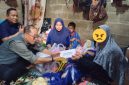 Ketua PGRI Kota Palembang sekaligus Dewan Pendidikan Kota, H Ahmad Zulinto saat mengunjungi dan menyerahkan sejumlah bantuan bagi korban di kediamannya Gandus Palembang pada Kamis 7 Mei 2026.