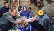 Ketua PGRI Kota Palembang sekaligus Dewan Pendidikan Kota, H Ahmad Zulinto saat mengunjungi dan menyerahkan sejumlah bantuan bagi korban di kediamannya Gandus Palembang pada Kamis 7 Mei 2026.