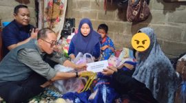Ketua PGRI Kota Palembang sekaligus Dewan Pendidikan Kota, H Ahmad Zulinto saat mengunjungi dan menyerahkan sejumlah bantuan bagi korban di kediamannya Gandus Palembang pada Kamis 7 Mei 2026.