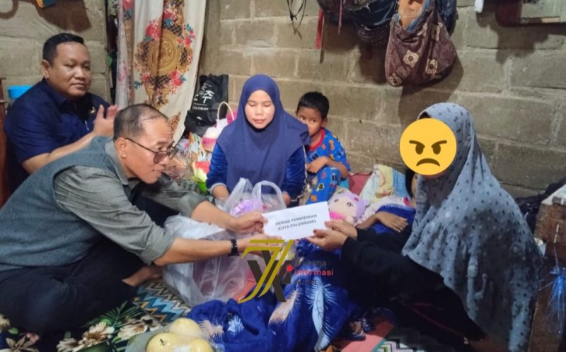 Ketua PGRI Kota Palembang sekaligus Dewan Pendidikan Kota, H Ahmad Zulinto saat mengunjungi dan menyerahkan sejumlah bantuan bagi korban di kediamannya Gandus Palembang pada Kamis 7 Mei 2026.