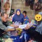 Ketua PGRI Kota Palembang sekaligus Dewan Pendidikan Kota, H Ahmad Zulinto saat mengunjungi dan menyerahkan sejumlah bantuan bagi korban di kediamannya Gandus Palembang pada Kamis 7 Mei 2026.