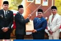 Wali Kota H Arlan menghadiri Paripurna DPRD Kota Prabumulih dalam rangka pengesahan tiga Rancangan Peraturan Daerah [Raperda] menjadi Peraturan Daerah [Perda] definitif. Momen krusial bagi kepastian hukum dan pembangunan daerah tersebut digelar di Ruang Sidang Paripurna DPRD Kota Prabumulih, Kamis 21 Mei 2026.