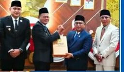 Wali Kota H Arlan menghadiri Paripurna DPRD Kota Prabumulih dalam rangka pengesahan tiga Rancangan Peraturan Daerah [Raperda] menjadi Peraturan Daerah [Perda] definitif. Momen krusial bagi kepastian hukum dan pembangunan daerah tersebut digelar di Ruang Sidang Paripurna DPRD Kota Prabumulih, Kamis 21 Mei 2026.