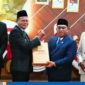 Wali Kota H Arlan menghadiri Paripurna DPRD Kota Prabumulih dalam rangka pengesahan tiga Rancangan Peraturan Daerah [Raperda] menjadi Peraturan Daerah [Perda] definitif. Momen krusial bagi kepastian hukum dan pembangunan daerah tersebut digelar di Ruang Sidang Paripurna DPRD Kota Prabumulih, Kamis 21 Mei 2026.