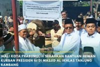 Wali Kota H Arlan Serahkan Sapi Kurban ke Masjid Babun Ni'mah