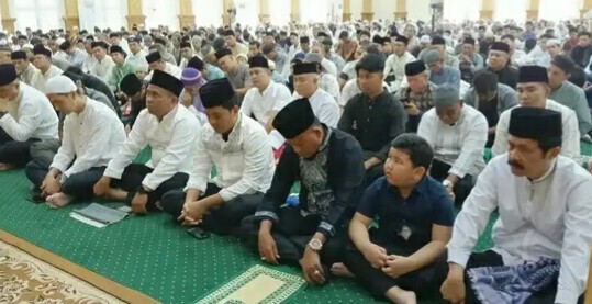 Wali Kota Prabumulih bersama Ketua TP-PKK Salat Iduladha