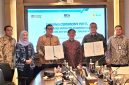 Penandatangan Perjanjian Jual Beli Tenaga Listrik (PJBTL) antara PLN yang diwakili Senior Manager Niaga dan Manajemen Pelanggan PLN UID Jawa Barat, Martindar Jalu Respati (kedua dari kanan) mewakili General Manager PLN UID Jabar dengan BDx Indonesia yang diwakili CEO BDx Indonesia, Agus Hartono Wijaya (ketiga dari kiri) disaksikan oleh Direktur Retail dan Niaga PLN, Adi Priyanto (ketiga dari kanan) didampingi EVP Penjualan dan Pelayanan Pelanggan Enterprise PLN, Dini Sulistyawati (kedua dari kiri), EVP Penjualan dan Pelayanan Pelanggan Retail PLN, Joni [kanan], dan EVP Manajemen Konstruksi Jawa, Madura, Bali, Nusa Tenggara, Maluku, dan Papua, Widyo Anggoro Putro [kiri] di Kantor PLN Pusat, Selasa [19/5]