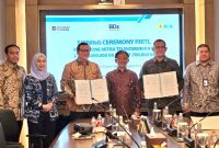 Penandatangan Perjanjian Jual Beli Tenaga Listrik (PJBTL) antara PLN yang diwakili Senior Manager Niaga dan Manajemen Pelanggan PLN UID Jawa Barat, Martindar Jalu Respati (kedua dari kanan) mewakili General Manager PLN UID Jabar dengan BDx Indonesia yang diwakili CEO BDx Indonesia, Agus Hartono Wijaya (ketiga dari kiri) disaksikan oleh Direktur Retail dan Niaga PLN, Adi Priyanto (ketiga dari kanan) didampingi EVP Penjualan dan Pelayanan Pelanggan Enterprise PLN, Dini Sulistyawati (kedua dari kiri), EVP Penjualan dan Pelayanan Pelanggan Retail PLN, Joni [kanan], dan EVP Manajemen Konstruksi Jawa, Madura, Bali, Nusa Tenggara, Maluku, dan Papua, Widyo Anggoro Putro [kiri] di Kantor PLN Pusat, Selasa [19/5]