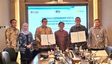 Penandatangan Perjanjian Jual Beli Tenaga Listrik (PJBTL) antara PLN yang diwakili Senior Manager Niaga dan Manajemen Pelanggan PLN UID Jawa Barat, Martindar Jalu Respati (kedua dari kanan) mewakili General Manager PLN UID Jabar dengan BDx Indonesia yang diwakili CEO BDx Indonesia, Agus Hartono Wijaya (ketiga dari kiri) disaksikan oleh Direktur Retail dan Niaga PLN, Adi Priyanto (ketiga dari kanan) didampingi EVP Penjualan dan Pelayanan Pelanggan Enterprise PLN, Dini Sulistyawati (kedua dari kiri), EVP Penjualan dan Pelayanan Pelanggan Retail PLN, Joni [kanan], dan EVP Manajemen Konstruksi Jawa, Madura, Bali, Nusa Tenggara, Maluku, dan Papua, Widyo Anggoro Putro [kiri] di Kantor PLN Pusat, Selasa [19/5]