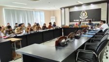 Komisi II DPRD Kota Palembang rapat bersama PT Kuala Permai, Bapenda Kota Palembang, DPMPTSP, Satpol-PP, di ruang Rapat Komisi II Palembang, Selasa 2 Juni 2026.
