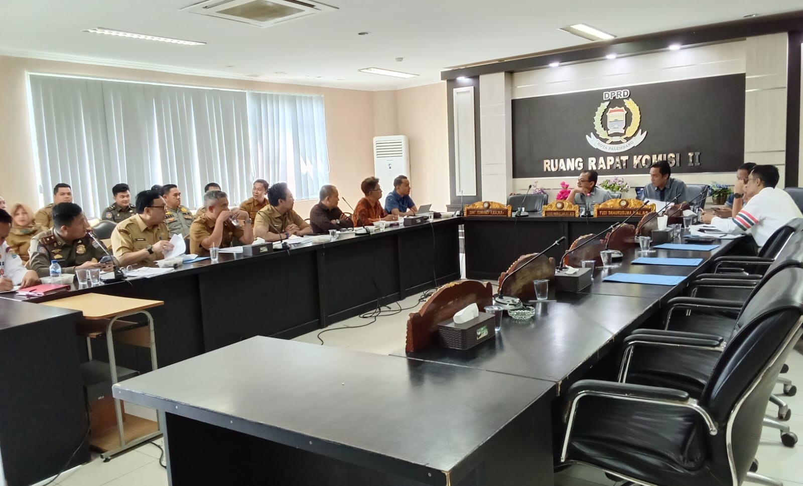 Komisi II DPRD Kota Palembang rapat bersama PT Kuala Permai, Bapenda Kota Palembang, DPMPTSP, Satpol-PP, di ruang Rapat Komisi II Palembang, Selasa 2 Juni 2026.