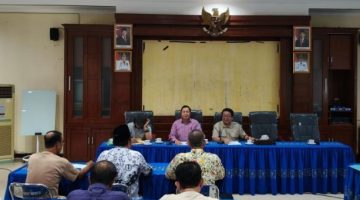 Rapat perdana pengurus PGRI Sumsel dengan menerima SK dari Ketum PB-PGRI, berlangsung di Aula SMKN 6 Palembang, Senin 1 Juni 2026