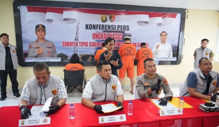 Ditreskrimsus Polda Sumsel memberikan keterangan pers soal pengungkapan aktivasi IMEI Ilegal pada 12 ribu unit telepon seluler di Mapolda Sumsel, Selasa 2 Juni 2026.