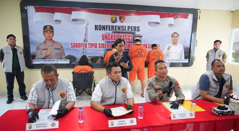 Ditreskrimsus Polda Sumsel memberikan keterangan pers soal pengungkapan aktivasi IMEI Ilegal pada 12 ribu unit telepon seluler di Mapolda Sumsel, Selasa 2 Juni 2026.