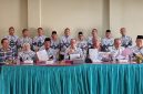 Pembina PGRI Sumsel Dr H Ahmad Zulinto didampingi segenap pengurus beserta Kuasa Hukum saat memberikan keterangan pers soal klaim Ketua Mandat PGRI Sumsel, di Sekretariat PGRI Kota Palembang Rabu 3 Juni 2026.