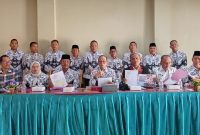 Pembina PGRI Sumsel Dr H Ahmad Zulinto didampingi segenap pengurus beserta Kuasa Hukum saat memberikan keterangan pers soal klaim Ketua Mandat PGRI Sumsel, di Sekretariat PGRI Kota Palembang Rabu 3 Juni 2026.