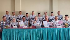 Pembina PGRI Sumsel Dr H Ahmad Zulinto didampingi segenap pengurus beserta Kuasa Hukum saat memberikan keterangan pers soal klaim Ketua Mandat PGRI Sumsel, di Sekretariat PGRI Kota Palembang Rabu 3 Juni 2026.