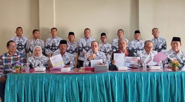Pembina PGRI Sumsel Dr H Ahmad Zulinto didampingi segenap pengurus beserta Kuasa Hukum saat memberikan keterangan pers soal klaim Ketua Mandat PGRI Sumsel, di Sekretariat PGRI Kota Palembang Rabu 3 Juni 2026.