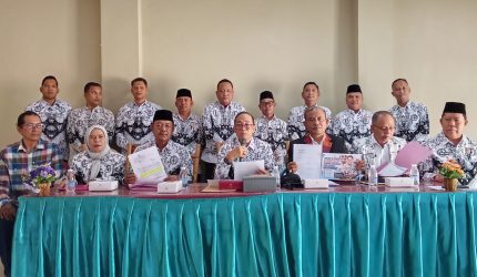Pembina PGRI Sumsel Dr H Ahmad Zulinto didampingi segenap pengurus beserta Kuasa Hukum saat memberikan keterangan pers soal klaim Ketua Mandat PGRI Sumsel, di Sekretariat PGRI Kota Palembang Rabu 3 Juni 2026.