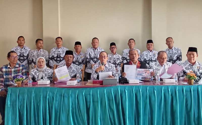 Pembina PGRI Sumsel Dr H Ahmad Zulinto didampingi segenap pengurus beserta Kuasa Hukum saat memberikan keterangan pers soal klaim Ketua Mandat PGRI Sumsel, di Sekretariat PGRI Kota Palembang Rabu 3 Juni 2026.