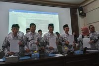 Ketua PGRI Sumsel Assoc Prof Bukman Lian didampingi Wakil Ketua I Pengurus PGRI Sumsel 2024-2029, Drs H Lukman Haris MSi beserta jajaran pengurus memberikan keterangan pers soal begal organisasi di Gedung Guru PGRI Sumsel, Kamis 4 Juni 2026.