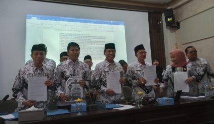 Ketua PGRI Sumsel Assoc Prof Bukman Lian didampingi Wakil Ketua I Pengurus PGRI Sumsel 2024-2029, Drs H Lukman Haris MSi beserta jajaran pengurus memberikan keterangan pers soal begal organisasi di Gedung Guru PGRI Sumsel, Kamis 4 Juni 2026.