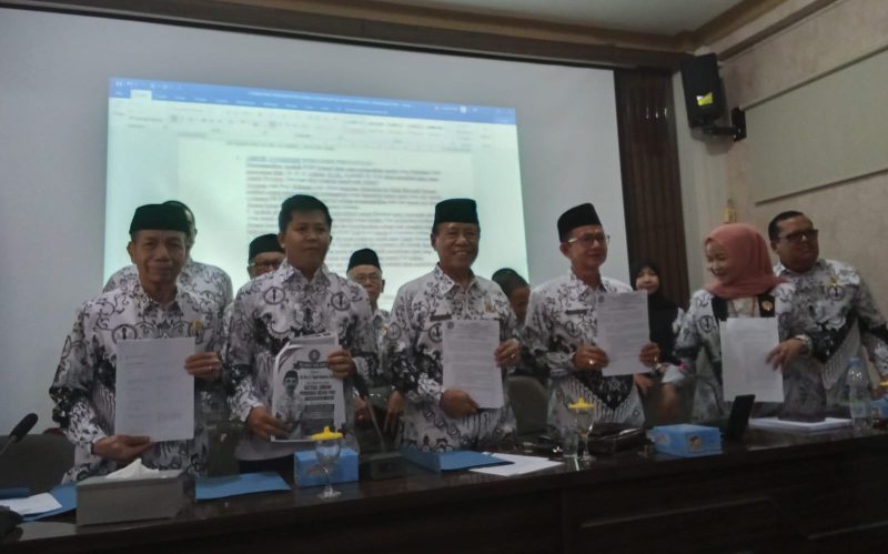 Ketua PGRI Sumsel Assoc Prof Bukman Lian didampingi Wakil Ketua I Pengurus PGRI Sumsel 2024-2029, Drs H Lukman Haris MSi beserta jajaran pengurus memberikan keterangan pers soal begal organisasi di Gedung Guru PGRI Sumsel, Kamis 4 Juni 2026.
