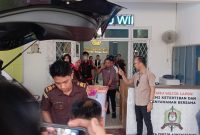 Korps Adhyaksa OKU Timur menyita sejumlah barang bukti dari Kantor KPU di antaranya 243 barang yang terdiri dari 239 dokumen, alat komunikasi berupa dua unit handphone dan dua unit laptop.