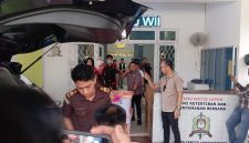Korps Adhyaksa OKU Timur menyita sejumlah barang bukti dari Kantor KPU di antaranya 243 barang yang terdiri dari 239 dokumen, alat komunikasi berupa dua unit handphone dan dua unit laptop.