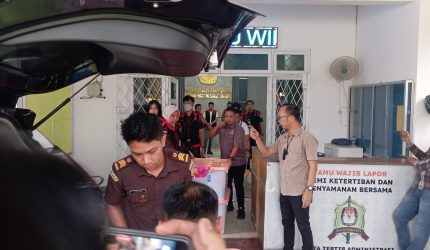 Korps Adhyaksa OKU Timur menyita sejumlah barang bukti dari Kantor KPU di antaranya 243 barang yang terdiri dari 239 dokumen, alat komunikasi berupa dua unit handphone dan dua unit laptop.