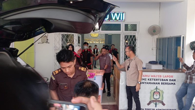 Korps Adhyaksa OKU Timur menyita sejumlah barang bukti dari Kantor KPU di antaranya 243 barang yang terdiri dari 239 dokumen, alat komunikasi berupa dua unit handphone dan dua unit laptop.