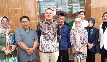Kuasa hukum Indrawansyah dari Amanah Nusantara, Anwar Sadat SH MH didampingi Miftahul Huda SH CNsp CMSP CCdm, Deni Setia Budi SH, Mery Suryati SH CNsp, Nia Febrianita SH dan pihak pemilik lahan Indrawansyah beserta keluarga.