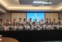 Ketua PGRI Sumsel Assoc Prof Bukman Lian, Wakil Ketua 1 PGRI Sumsel Lukman Haris, Pembina PGRI Sumsel Dr Ahmad Zulinto bersama para pengurus 17 Kabupaten/Kota di Sumsel usai rapat koordinasi di Hotel Wyndam OPI Hotel, Selasa 9 Juni 2026.