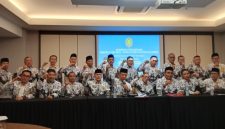 Ketua PGRI Sumsel Assoc Prof Bukman Lian, Wakil Ketua 1 PGRI Sumsel Lukman Haris, Pembina PGRI Sumsel Dr Ahmad Zulinto bersama para pengurus 17 Kabupaten/Kota di Sumsel usai rapat koordinasi di Hotel Wyndam OPI Hotel, Selasa 9 Juni 2026.
