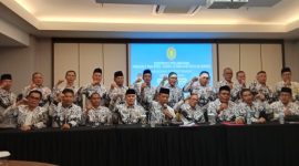 Ketua PGRI Sumsel Assoc Prof Bukman Lian, Wakil Ketua 1 PGRI Sumsel Lukman Haris, Pembina PGRI Sumsel Dr Ahmad Zulinto bersama para pengurus 17 Kabupaten/Kota di Sumsel usai rapat koordinasi di Hotel Wyndam OPI Hotel, Selasa 9 Juni 2026.