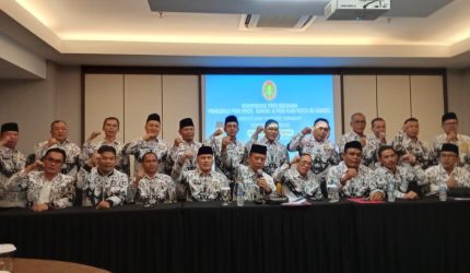 Ketua PGRI Sumsel Assoc Prof Bukman Lian, Wakil Ketua 1 PGRI Sumsel Lukman Haris, Pembina PGRI Sumsel Dr Ahmad Zulinto bersama para pengurus 17 Kabupaten/Kota di Sumsel usai rapat koordinasi di Hotel Wyndam OPI Hotel, Selasa 9 Juni 2026.