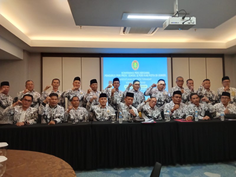 Ketua PGRI Sumsel Assoc Prof Bukman Lian, Wakil Ketua 1 PGRI Sumsel Lukman Haris, Pembina PGRI Sumsel Dr Ahmad Zulinto bersama para pengurus 17 Kabupaten/Kota di Sumsel usai rapat koordinasi di Hotel Wyndam OPI Hotel, Selasa 9 Juni 2026.