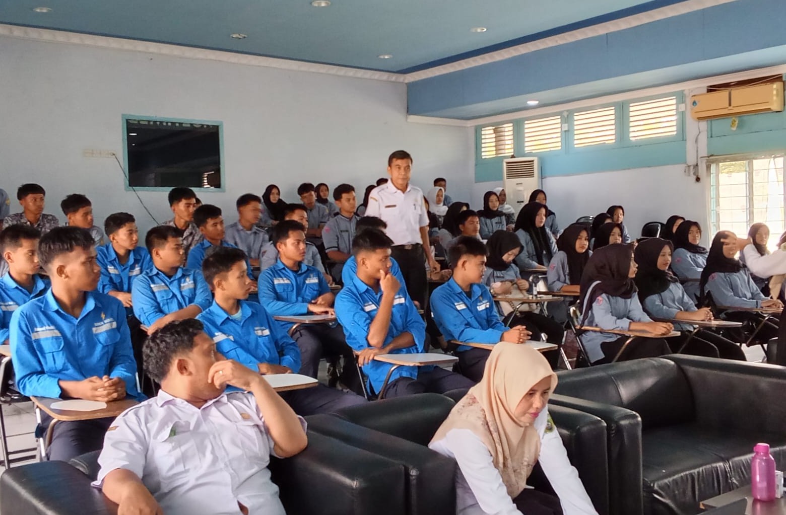 Kepala SMK Sumsel, Drs H Zulkarnain MT ketika meninjau pembekalan peserta didik.