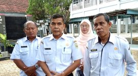 Kepala SMK Sumsel, Drs H Zulkarnain MT didampingi para guru pendidik saat memberikan keterangan pers Rabu 10 Juni 2026.