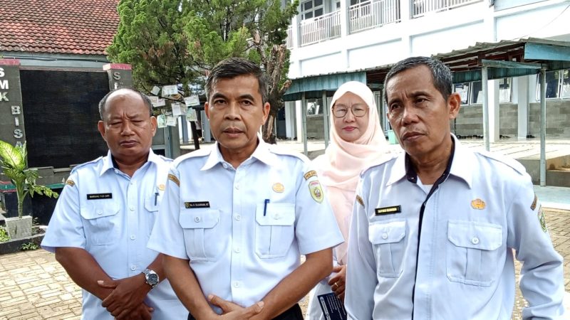 Kepala SMK Sumsel, Drs H Zulkarnain MT didampingi para guru pendidik saat memberikan keterangan pers Rabu 10 Juni 2026.