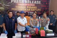 Polres OKU Timur memberikan keterangan pers soal pengungkapan aksi pengoplosan LPG di Kabupaten OKU Timur pada Kamis 11 Juni 2026.