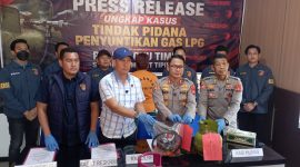 Polres OKU Timur memberikan keterangan pers soal pengungkapan aksi pengoplosan LPG di Kabupaten OKU Timur pada Kamis 11 Juni 2026.
