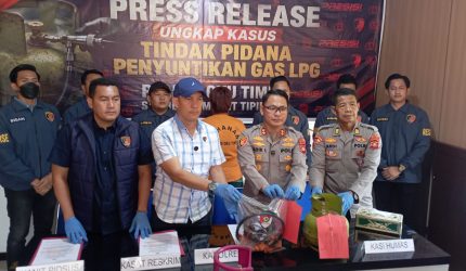 Polres OKU Timur memberikan keterangan pers soal pengungkapan aksi pengoplosan LPG di Kabupaten OKU Timur pada Kamis 11 Juni 2026.