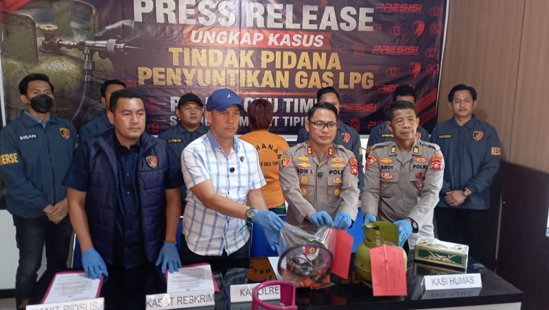 Polres OKU Timur memberikan keterangan pers soal pengungkapan aksi pengoplosan LPG di Kabupaten OKU Timur pada Kamis 11 Juni 2026.