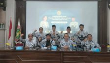 Anggota LKBH PB PGRI Drs Siswaji MPd dalam keterangan pers pada Minggu 28 Juni 2026 di ruang rapat lantai II Gedung Guru Palembang.
