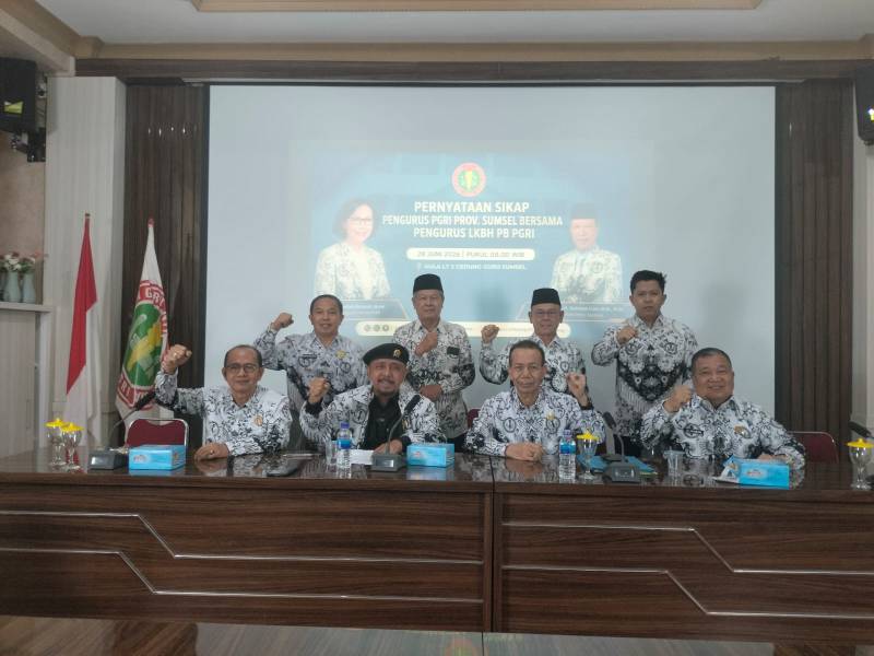 Anggota LKBH PB PGRI Drs Siswaji MPd dalam keterangan pers pada Minggu 28 Juni 2026 di ruang rapat lantai II Gedung Guru Palembang.