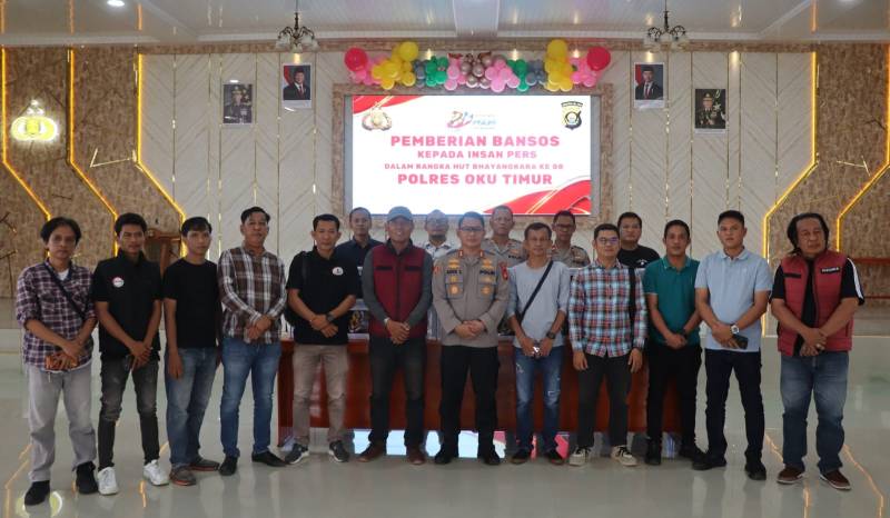Menjelang peringatan Hari Bhayangkara ke-80, Polres OKU Timur menyalurkan bantuan sosial [bansos] kepada insan pers sebagai bentuk apresiasi atas kemitraan yang selama ini terjalin antara kepolisian dan media.