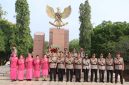 Polres OKU Timur menggelar upacara ziarah tabur bunga di Taman Makam Pahlawan [TMP] Jurai Komering Sakti, Martapura pada Senin 29 Juni 2026 pagi.
