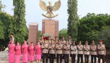 Polres OKU Timur menggelar upacara ziarah tabur bunga di Taman Makam Pahlawan [TMP] Jurai Komering Sakti, Martapura pada Senin 29 Juni 2026 pagi.