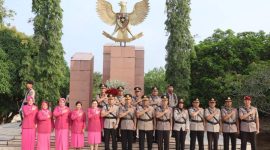Polres OKU Timur menggelar upacara ziarah tabur bunga di Taman Makam Pahlawan [TMP] Jurai Komering Sakti, Martapura pada Senin 29 Juni 2026 pagi.